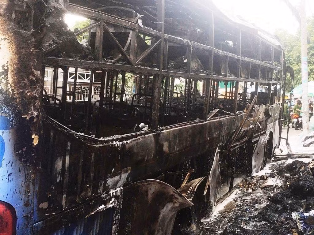 Nhiều người dân địa phương cùng nhân viên của hãng xe này dùng bình chữa cháy để xông vào dập lửa nhưng bất thành. Ngọn lửa bùng cháy dữ dội, hàng chục người dân, nhân viên đã hô hào cùng nhau di chuyển tài sản, hàng hóa bên trong xe ra ngoài rồi báo cảnh sát.