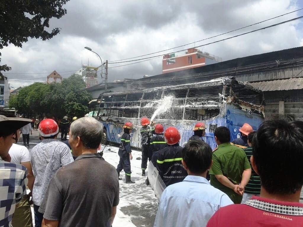 Theo ghi nhận của PV Kiến Thức tại hiện trường cháy xe khách Việt Thắng, gần 10h cùng ngày, một số nhân viên của nhà xe này đang di chuyển hàng hóa lên xe khách mang BKS: 76B-00397 đậu trong khuôn viên doanh nghiệp trên đường Nguyễn Hậu, phường Tân Thành, để chuẩn bị chở khách từ TP HCM về Quảng Ngãi, thì ngửi thấy mùi khét. Chưa kịp xử lý, thì nhân viên nhà xe phát hiện khói đen kèm theo lửa bùng cháy dữ dội trong xe nên hô hoán.