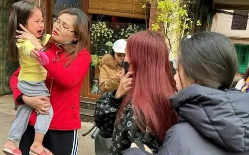 Bất ngờ lời khai “người lạ” đón bé gái rời trường mầm non ở Hải Phòng Bat ngo loi khai “nguoi la” don be gai roi truong mam non o Hai Phong