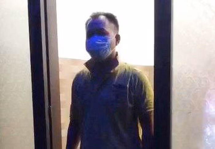  Vượt chốt kiểm soát dịch, đánh bạn bị thương: Bực mình vì bị bạn trêu chọc nhiều lần,N.Đ.N. (35 tuổi, trú quận Hải Châu, TP Đà Nẵng) bất chấp lệnh phong tỏa, vượt chốt kiểm soát dịch COVID-19, đến nhà đánh N.T.L. (33 tuổi, trú cùng địa phương) bị thương. Ngày 20/8, Công an quận Hải Châu cho biết đang điều tra, làm rõ. 