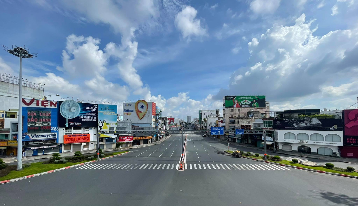 Đường phố TP.HCM đa phần vắng vẻ, người dân tuân thủ thực hiện giãn cách theo quy định.