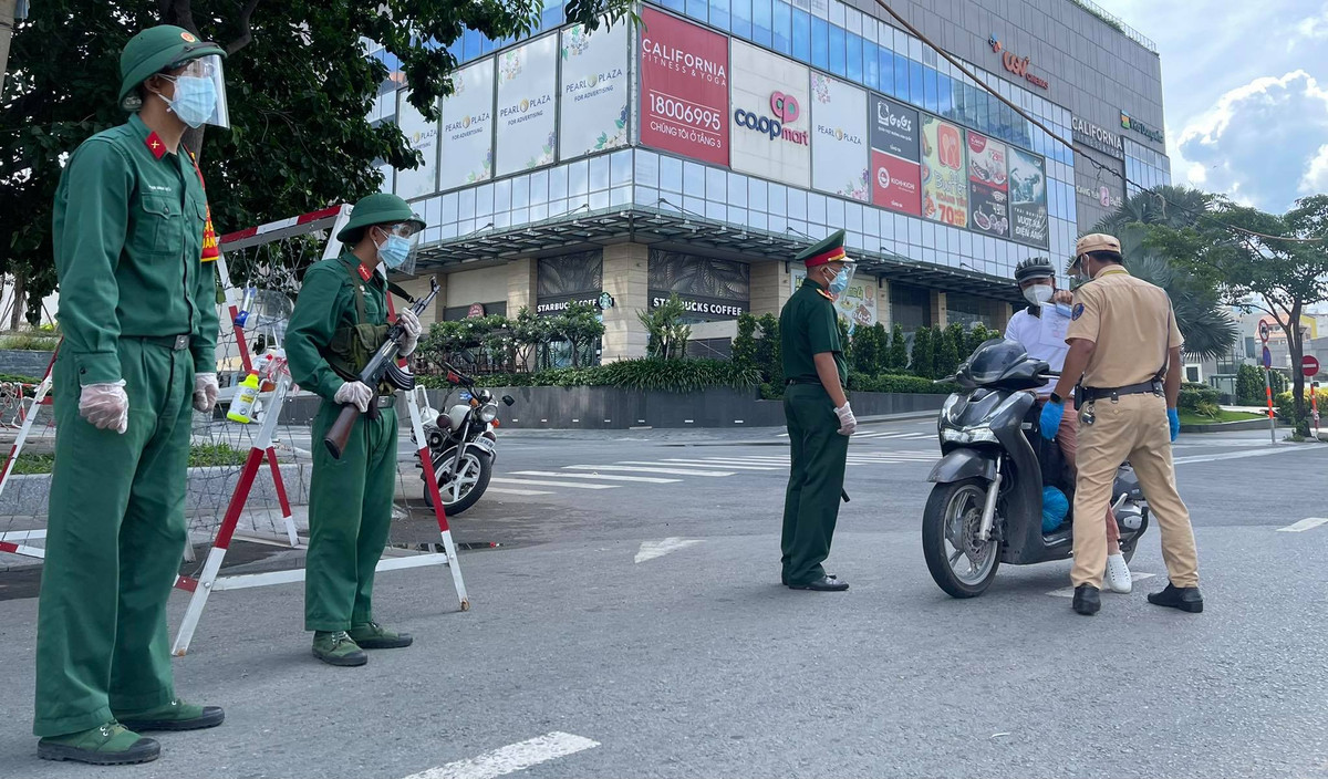 Lực lượng chức năng kiểm tra người đi đường tại chốt.