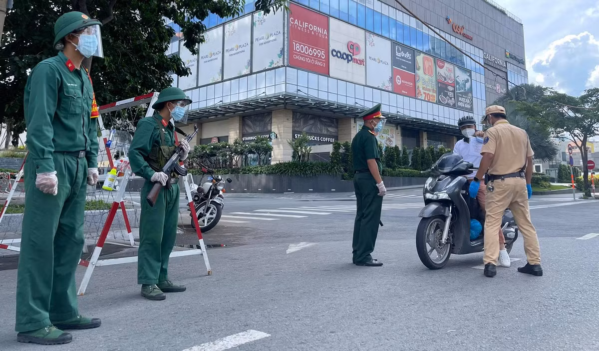Lực lượng chức năng kiểm tra người đi đường tại chốt.