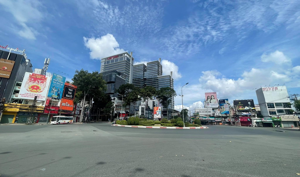 Trên các nẻo đường, tuyến phố chính ở TP.HCM trong ngày đầu toàn TP thực hiện cách ly triệt để khá vắng vẻ.