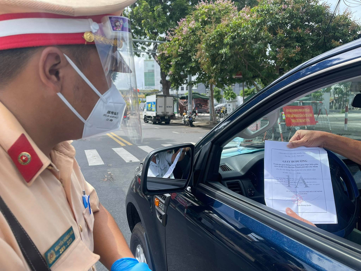 Những người ra đường chủ yếu thuộc đối tượng làm nhiệm vụ chống dịch như y, bác sĩ, lực lượng chức năng; những người đi làm có giấy tờ hợp lệ; nhân viên siêu thị. 