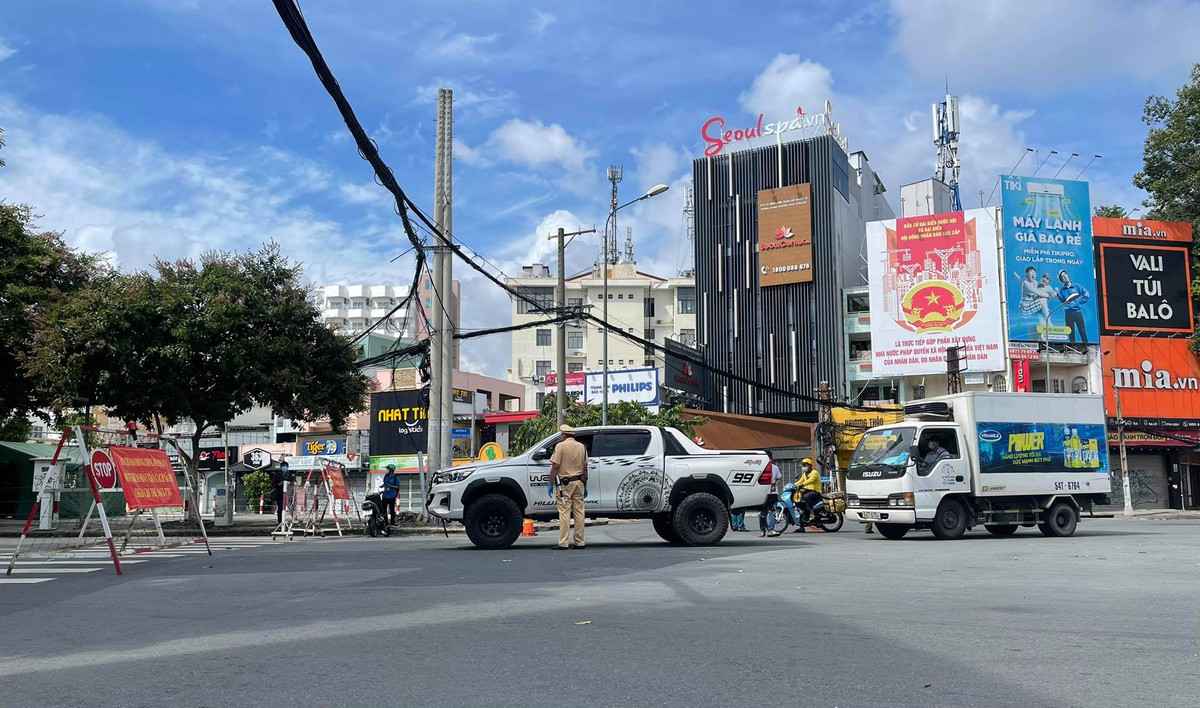 Lực lượng tại các chốt gồm quân đội, công an, CSGT... được phối hợp chặt chẽ để đảm bảo người dân ra đường đúng lý do và chấp hành nghiêm việc giãn cách phòng chống dịch COVID-19. 