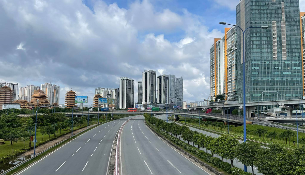 TP.HCM ngày đầu tiên áp dụng giãn cách mức cao nhất, nhiều đường phố vắng vẻ. 