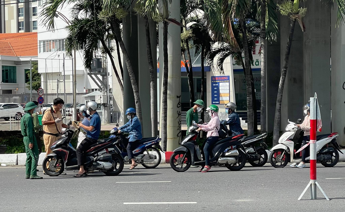 Người dân khi ra đường được lực lượng chức năng kiểm tra rất nghiêm ngặt.