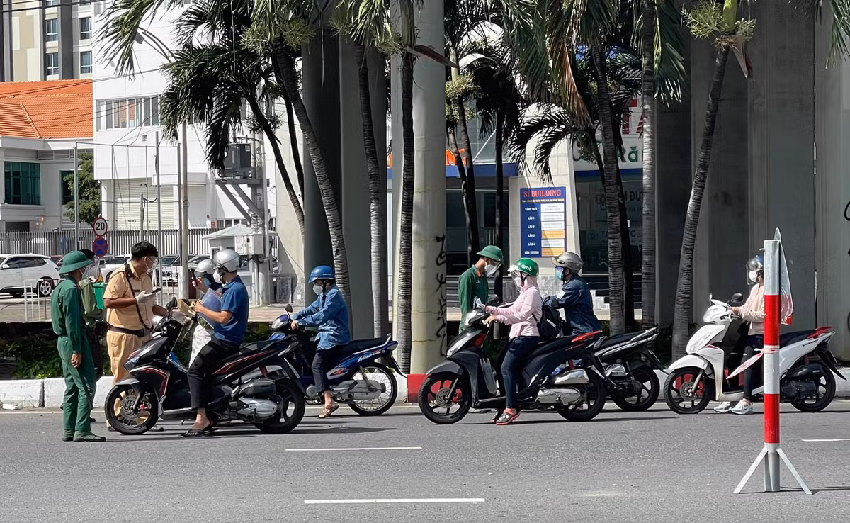 Người dân khi ra đường được lực lượng chức năng kiểm tra rất nghiêm ngặt.