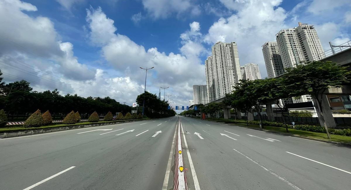 Những tuyến đường trung tâm ngày thường đông đúc thì nay không một bóng người qua lại.