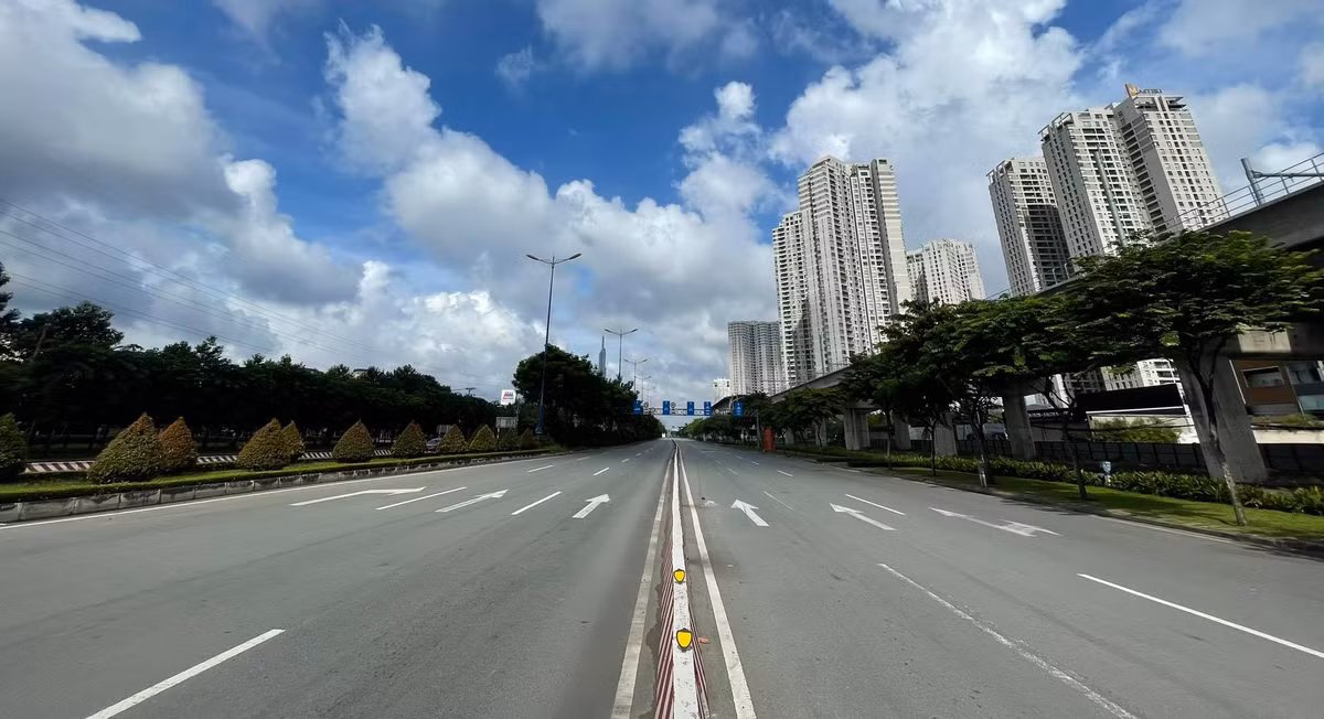 Những tuyến đường trung tâm ngày thường đông đúc thì nay không một bóng người qua lại.