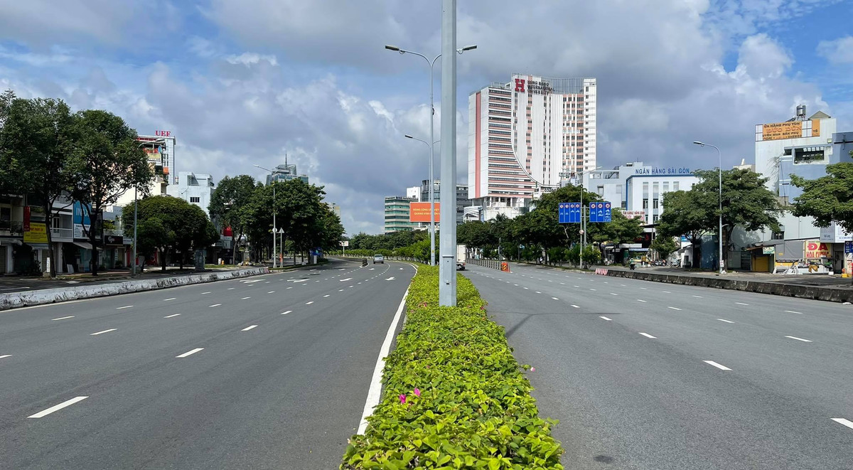 Những tuyến đường trung tâm ngày thường đông đúc thì nay ít người qua lại. 