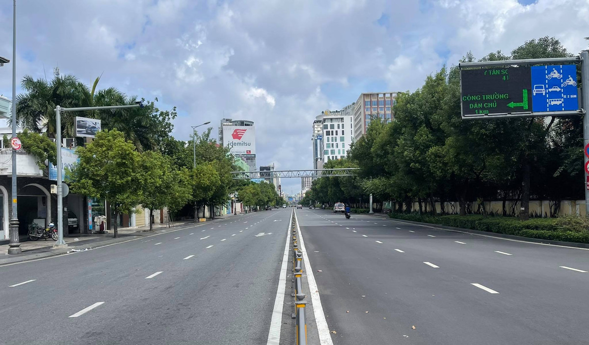 Vào giờ cao điểm sáng, một số tuyến đường rất vắng vẻ. 