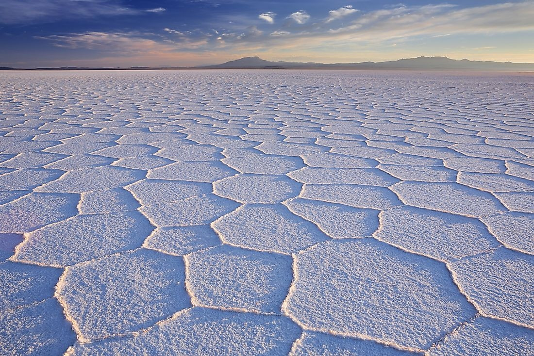  Sa mạc muối - Salar de Uyuni, Bolivia: Salar được coi là hình ảnh biểu tượng của đất nước Bolivia. Nơi đây phản chiếu ánh mặt trời giống như một tấm gương. Một số hồ nước nằm trong sa mạc này có màu sắc rất lạ. Cách đây khoảng 40.000 năm, vùng này là một phần của hồ Minchin, một hồ thời tiền sử rộng lớn. Khi hồ khô cạn, nó còn lại hai hồ nước là Poopó, Uru Uru và hai sa mạc muối, Salar de Coipasa và Uyuni. Ước tính có khoảng 10 tỷ tấn muối tại samạc Salar de Uyuni. 