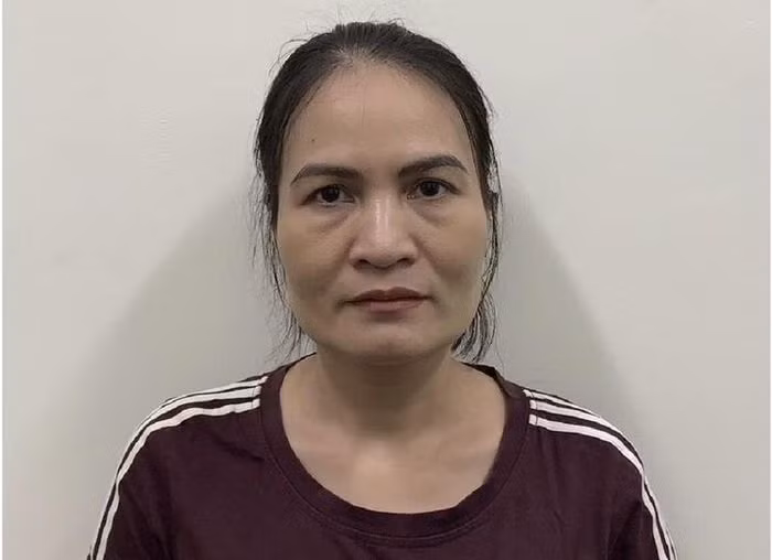  Bắt giam nữ chuyên viên Tổng cục Đường bộ cấp khống 1.000 thẻ "luồng xanh": Hoàng Thị Thanh Nga (45 tuổi, trú tại Hà Nội) thuộc Tổng cục Đường bộ bị bắt tạm giam vì móc nối, cấp khống hơn 1.000 thẻ "luồng xanh" cho các xe nhằm đi qua chốt kiểm dịch COVID-19. Ngày 27/8, Nga bị Công an TP Hà Nội bắt tạm giam.