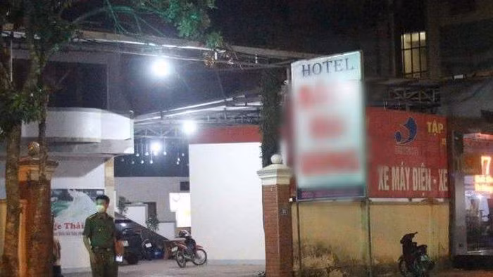  Phát hiện người đàn ông tử vong trong khách sạn: Đêm 26/8, tại một khách sạn ở huyện Hương Sơn (Hà Tĩnh) không thấy khách xuống nên nhân viên lên phòng kiểm tra thì phát hiện ông D.X.H (SN 1969, trú TP Vinh, Nghệ An) đã tử vong. Qua điều tra, nạn nhân tử vong do nhồi máu cơ tim, không có vấn đề gì liên quan đến dịch bệnh.