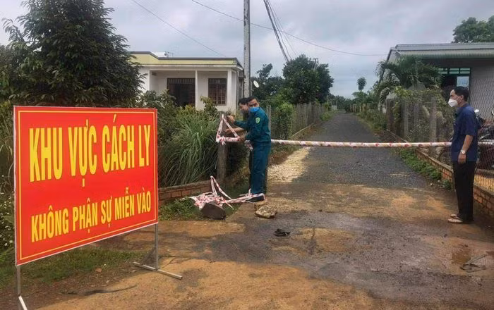  Thanh niên vượt chốt kiểm soát dịch để thăm người yêu: N.T.D. (trú huyện Krông Búk, Đắk Lắk) nhờ bạn chở đến gần chốt kiểm soát dịch rồi đi bộ băng qua rẫy cà phê, vào khu vực phong tỏa để thăm người yêu. Ngày 27/8, D. bị UBND huyện Krông Búk ra quyết định xử phạt 7,5 triệu đồng.