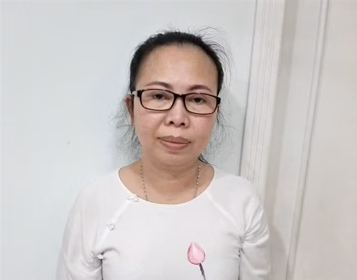  Bắt chủ tiệm vàng ở TP.HCM liên quan trùm buôn lậu Mười Tường: Ngày 27/8, Công an tỉnh An Giang đã khởi tố bị can, bắt tạm giam Trần Thị Thảo Trang (chủ tiệm vàng Thảo Kim Thành tại TP.HCM) vì liên quan đến vụ vận chuyển trái phép 51kg vàng qua biên giới do Mười Tường cầm đầu.