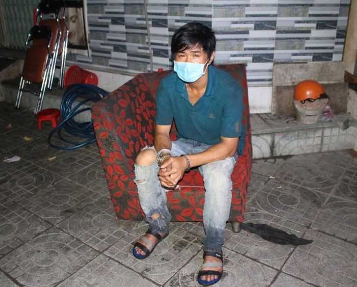  Mang bình xịt hơi cay, tuýp sắt đi kiếm chuyện với công an vì bị nhắc nhở: Bực tức khi bị công an nhắc nhở không được buôn bán trái cây vỉa hè trong mùa dịch, Lưu Hoàng Tin (30 tuổi, ngụ TP Thủ Đức, TP HCM) đã cầm tuýp sắt, bình xịt hơi cay quay trở lại rồi tấn công lực lượng Công an. Ngày 24/8, Tín bị Công an TP Thủ Đức bắt.