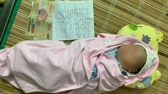  Bé trai sơ sinh bị bỏ lại gầm cầu cùng mảnh giấy và 2,2 triệu đồng: Ngày 23/8, tại gầm cầu chui dân sinh đường cao tốc Nội Bài - Lào Cai (xã Hoàng Đan, huyện Tam Dương, tỉnh Vĩnh Phúc) người dân phát hiện một trẻ sơ sinh bị bỏ rơi. Cháu là bé trai khoảng 3,4 kg, được 5 ngày tuổi. Bé bị bỏ lại cùng 1 giỏ quần áo sơ sinh, 1 tờ giấy và 2,2 triệu.