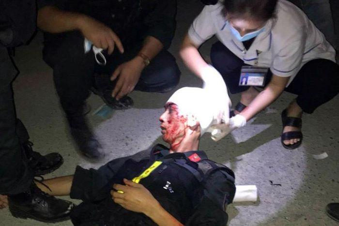  5 Công an bị ném đá trọng thương: Chiều 23/8, xe chở cánh quạt điện gió thuộc Dự án Nhà máy điện gió Hoàng Hải Quảng Trị di chuyển đến xã Húc, huyện Hướng Hóa, chiếc xe vướng vào cây xanh bên đường. Lúc này, người dân yêu cầu thương lượng bồi thường. Tối hôm đó, người dân tập trung la ó, ném đá vào lực lượng bảo vệ khiến 5 Công an bị thương. 