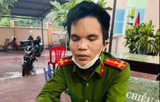  Giả Công an thông chốt kiểm dịch để đi đòi nợ: Để được qua chốt kiểm dịch tiện cho việc đi đòi nợ, Hoàng Anh Tú (20 tuổi, ngụ TP HCM) mang trang phục Công an nhân dân với quân hàm thượng úy. Tại chốt kiểm dịch ở TP Thủ Dầu Một, Bình Dương tú bị phát hiện giả Công an. 