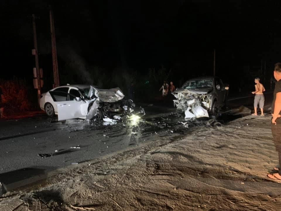 Hai chiếc ô tô đã bị biến dạng hoàn toàn sau cú va chạm mạnh.