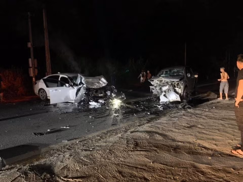 Hai chiếc ô tô đã bị biến dạng hoàn toàn sau cú va chạm mạnh.