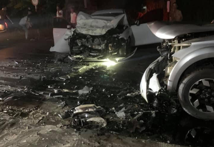 Hiện vụ hai ô tô đối đầu nhau khiến 2 người tử vong tại chỗ đang được cơ quan chức năng điều tra, làm rõ. 