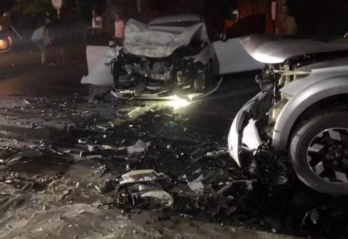 Hiện vụ hai ô tô đối đầu nhau khiến 2 người tử vong tại chỗ đang được cơ quan chức năng điều tra, làm rõ. 