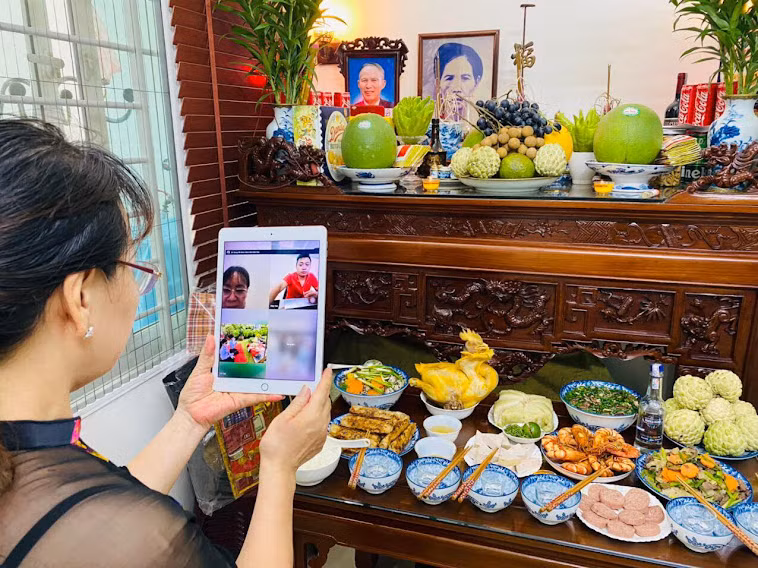 Giống như gia đình Bà Liên, gia đình bà Nguyễn Thị Hồng sinh sống tại quận Đống Đa (Hà Nội) không thể quây quần bên nhau như mọi khi. Bà cùng mọi người đành làm lễ dâng hương, cúng giỗ online vái vọng tại nhà.