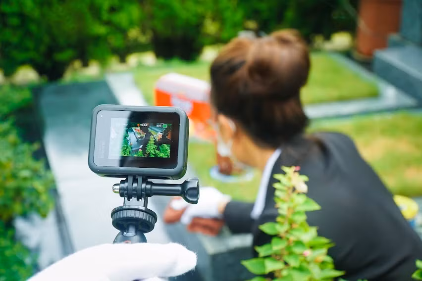 Bên kia đầu dây kết nối: "Cháu chào cô và toàn thể gia đình, cháu là Văn Quỳnh - nhân viên Công viên Tâm linh Lạc Hồng Viên. Chúng cháu đã sắm lễ theo nguyện vọng của gia đình. Sau đây là toàn cảnh buổi lễ, cháu xin được chia sẻ qua video trực tuyến tới toàn thể gia đình mình". 