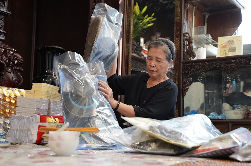 Dich COVID-19: Nguoi dan Ha Noi lam le cung online ngay le Vu Lan