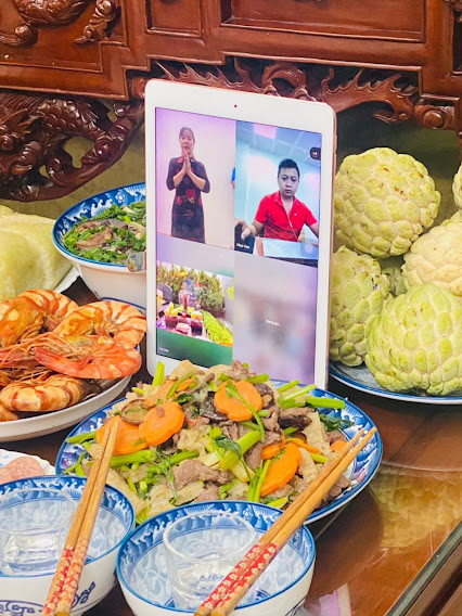 Trong buổi lễ được quay phát trực tiếp từ mộ người thân, mọi người trong gia đình bà Hồng đều bật thiết bị để cùng chứng kiến.
