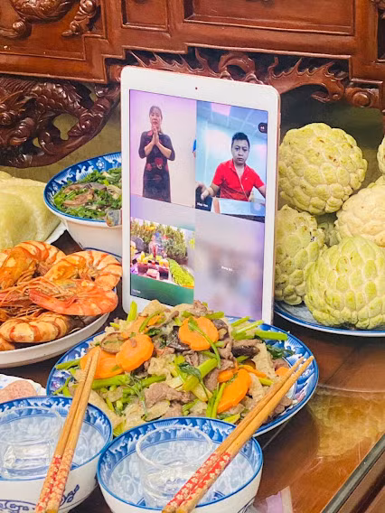 Trong buổi lễ được quay phát trực tiếp từ mộ người thân, mọi người trong gia đình bà Hồng đều bật thiết bị để cùng chứng kiến.