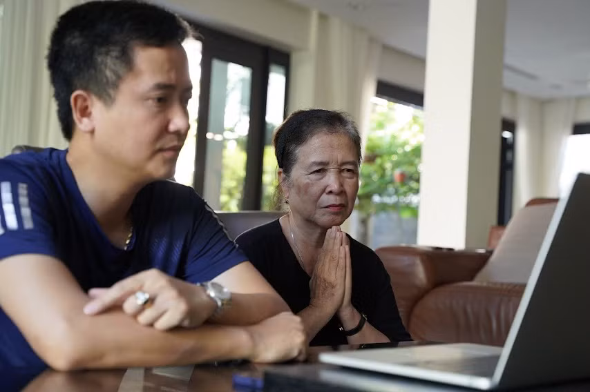 Tuy nhiên, TP Hà Nội đang thực hiện giãn cách xã hội khiến gia đình bà không trực tiếp đến phần mộ của chồng bà vào dịp lễ Vu lan. 