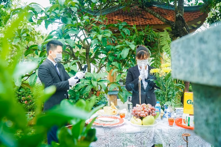 Bên kia đầu dây kết nối: "Cháu chào cô và toàn thể gia đình, cháu là Văn Quỳnh - nhân viên Công viên Tâm linh Lạc Hồng Viên. Chúng cháu đã sắm lễ theo nguyện vọng của gia đình. Sau đây là toàn cảnh buổi lễ, cháu xin được chia sẻ qua video trực tuyến tới toàn thể gia đình mình". 