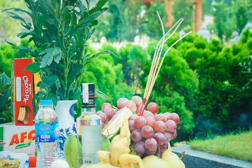 Khi được chứng kiến buổi cúng lễ diễn ra chu đáo, trang nghiêm, bà Hồng cùng người thân đều cảm thấy an lòng. 