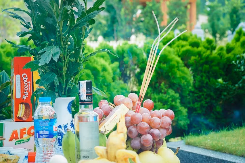 Khi được chứng kiến buổi cúng lễ diễn ra chu đáo, trang nghiêm, bà Hồng cùng người thân đều cảm thấy an lòng. 