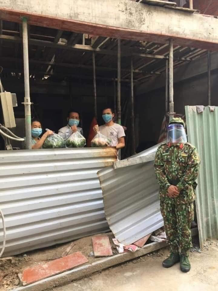 Khi đến từng nhà dân, lực lượng bộ đội vừa làm công tác tuyên truyền vận động, giám sát người dân thực hiện nghiêm việc cách ly tại nhà vừa đưa lương thực, thực phẩm, các gói thuốc điều trị... 