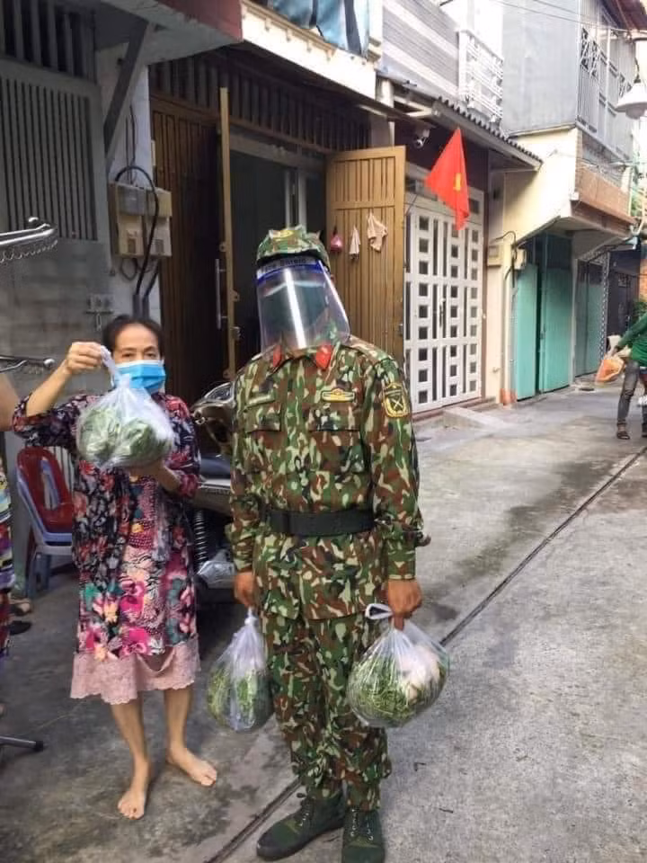 Sau khi phát lương thực, thực phẩm cho các hộ dân, các cán bộ, chiến sĩ được huy động trực chốt bảo vệ tại các khu, tổ dân cư và thường xuyên tuần tra, kiểm tra xử lý người dân ra khỏi nhà không có lý do. 