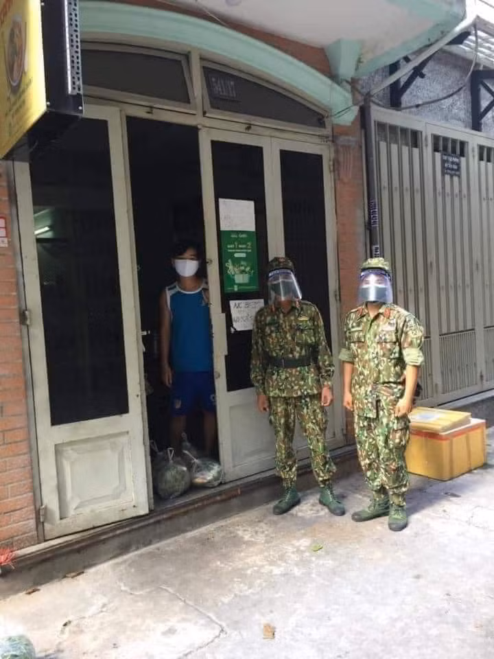 Từng hộ dân được các chiến sĩ đến phát lương thực, thực phẩm tận nhà ở TP HCM.