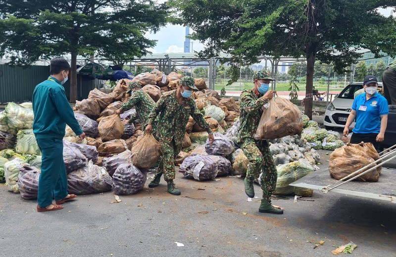 Các chiến sĩ cùng lực lượng của phường đang khẩn trương vận chuyển lương thực, thực phẩm đến những người dân cần được hỗ trợ cấp thiết tại Phường 13, quận Bình Thạnh.(Ảnh: Pháp Luật TP HCM)