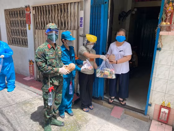 Các phần quà được trao tận nhà cho người dân. (Ảnh: Sài Gòn Giải Phóng)