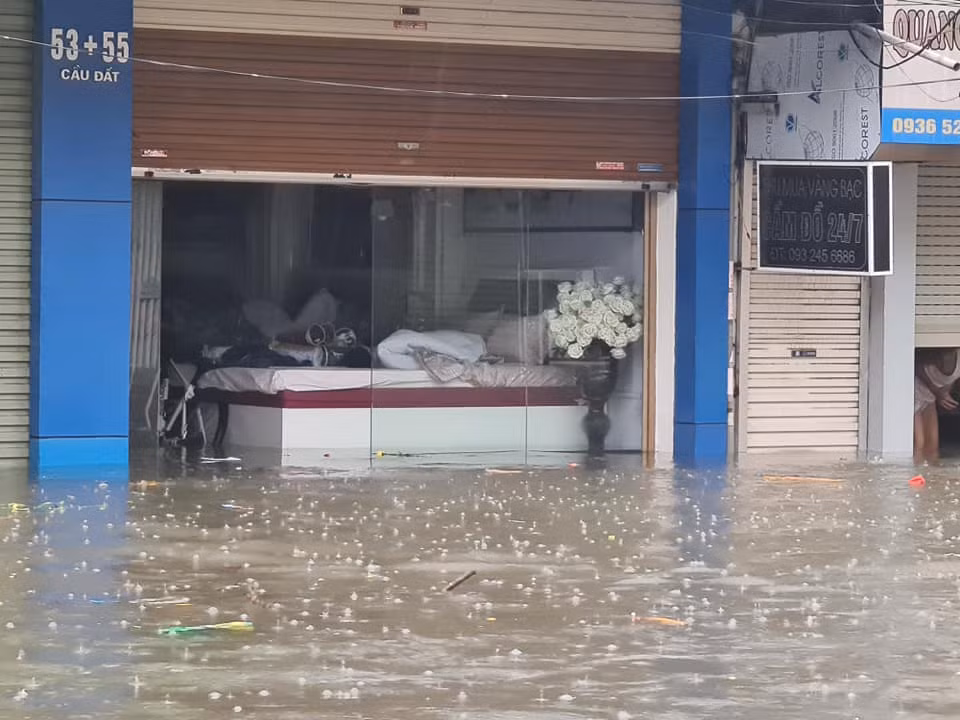 Theo người dân địa phương, trận mưa từ rạng sáng 26/8 được coi là đợt mưa lịch sử khiến hầu khắp các tuyến đường trên địa bàn TP Hải Phòng bị ngập nước. (Ảnh: MXH)