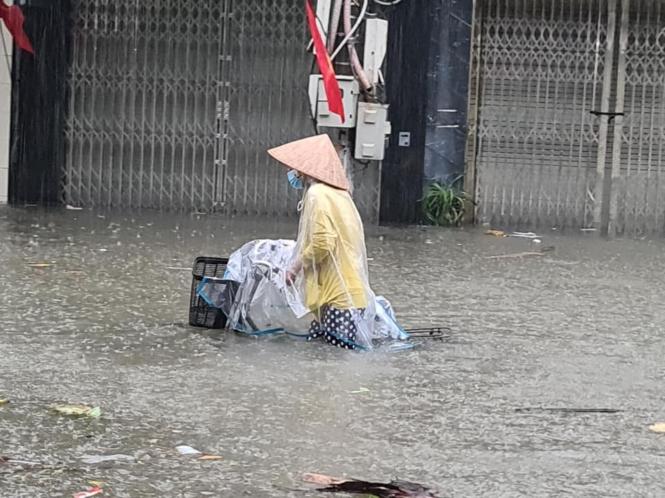 Trận mưa khiến cuộc sống của người dân khu vực các quận trung tâm TP Hải Phòng đảo lộn. (Ảnh: MXH) 