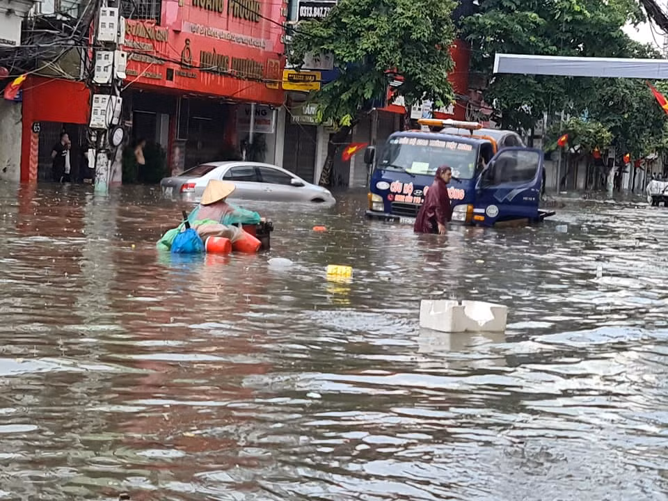 Một số tuyến phố bị ngập sâu là Lạch Tray, Cầu Đất, Tô Hiệu, Lương Khánh Thiện, Đà Nẵng, khu vực Ngã Năm với hàng ngàn hộ dân bị nước tràn vào nhà, ảnh hưởng tới sinh hoạt. (Ảnh: MXH) 