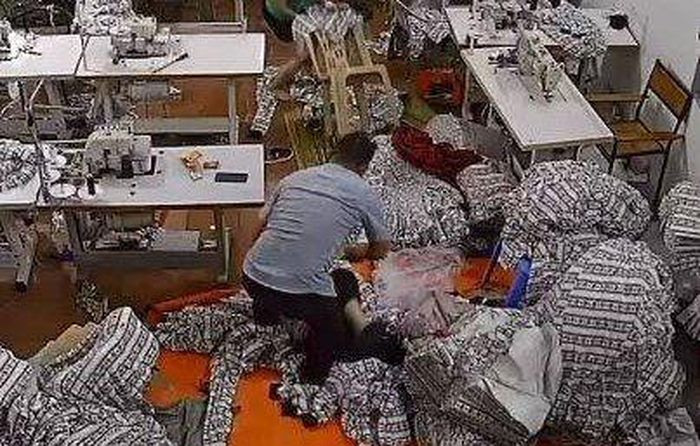  Truy nã kẻ chém vợ: Ghen tuông, Nguyễn Văn Thắng (41 tuổi, trú thị xã Bỉm Sơn, tỉnh Thanh Hóa) cầm dao lao vào xưởng may chém vợ 14 nhát tại xưởng may ở huyện Hậu Lộc. Thắng đã bỏ trốn khỏi địa phương sau khi tự tử bất thành. Ngày 26/8, Công an huyện Hậu Lộc đã ra quyết định truy nã đối với Thắng. 