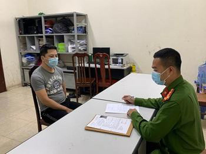  Tổng Giám đốc lừa đảo, trốn nã bị bắt giữ: Ngày 26/8, Công an TP Hà Nội cho biết, trong quá trình làm nhiệm vụ đảm bảo an ninh trật tự, phòng chống dịch, Công an phường Trung Tự, quận Đống Đa phát hiện, bắt giữ Lê Việt Cường (SN 1982, trú quận Đống Đa) có lệnh truy nã đặc biệt. Được biết, Cường là Tổng Giám đốc Công ty cổ phần thương mại và đầu tư Châu Á Thái Bình Dương. 