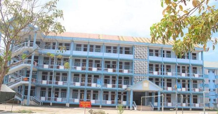  Một phụ nữ bị đột quỵ tử vong trong khu cách ly: Sáng 26/8, tại khu cách ly ở TP Tam Kỳ (Quảng Nam) bà P.T.K.T (44 tuổi, trú TP Tam Kỳ) đi vệ sinh trong thời gian lâu mà không thấy ra, một số người cùng phòng phá cửa vào bên trong kiểm tra thì phát hiện bà T đột quỵ tử vong. 